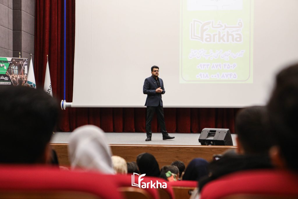 سخنرانی استاد بهمنی در همایش دانش‌آموزی آموزشگاه فرخا و گروه آموزشی ماز در اراک